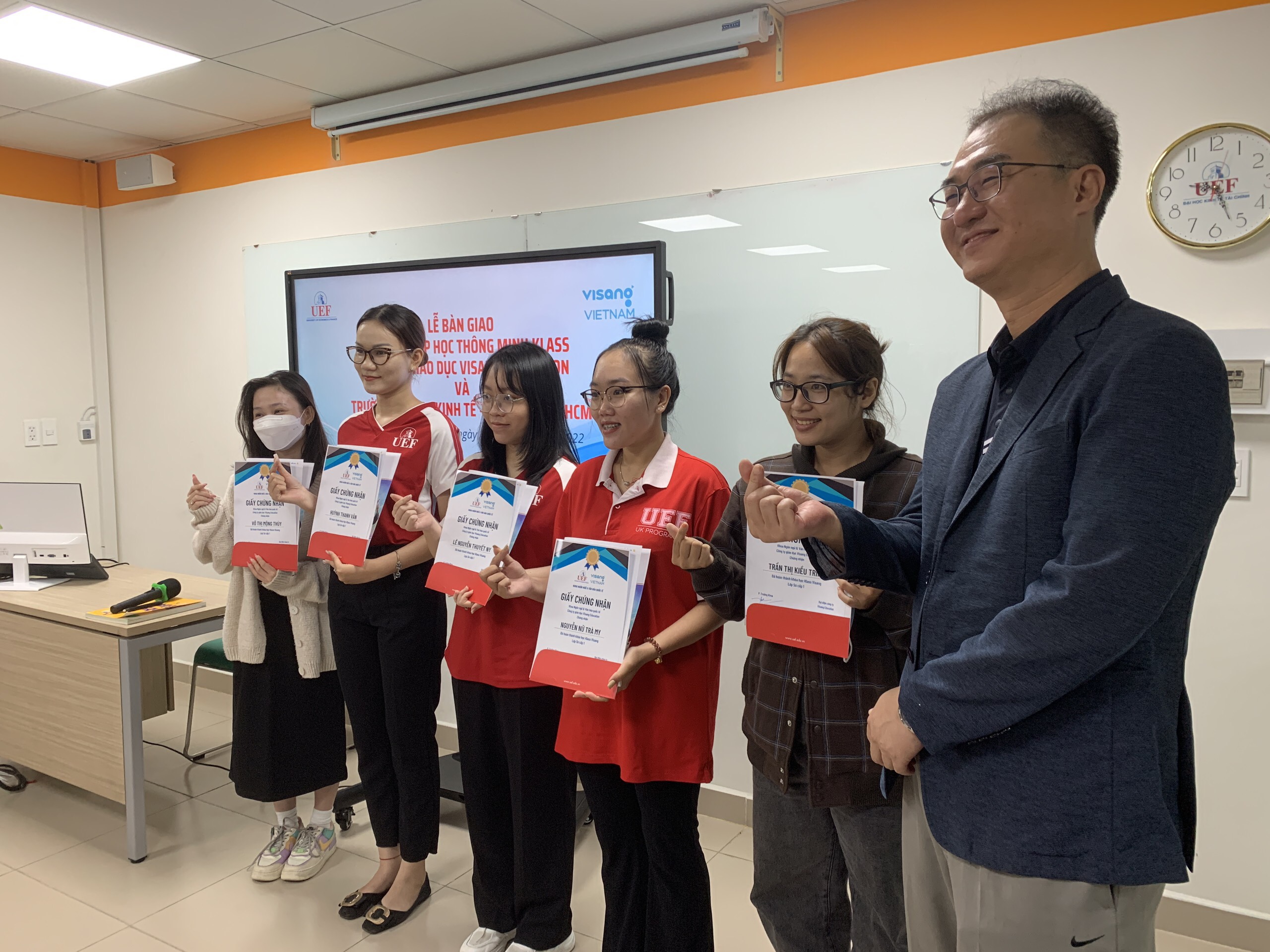Lễ bàn giao mô hình lớp học thông minh KLaSS công ty giáo dục Visang Education và Đại Học Kinh tế - Tài chính Thành phố Hồ Chí Minh (UEF)