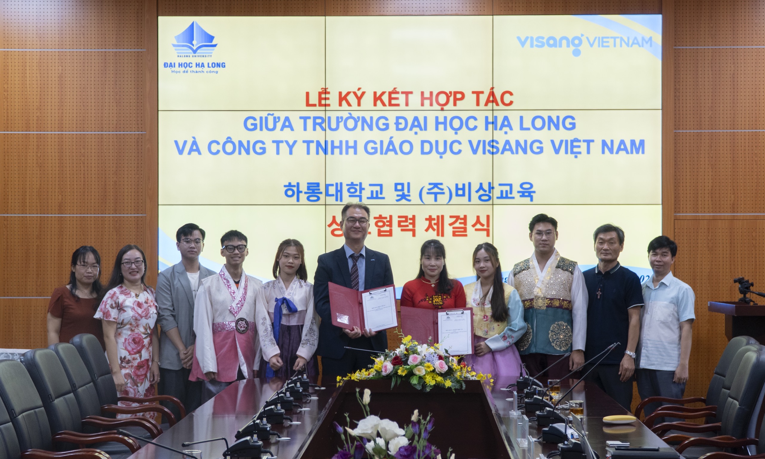 Trường Đại học Hạ Long tổ chức Lễ ký kết thỏa thuận hợp tác với Công ty TNHH Giáo dục Visang Việt Nam và khai trương Hệ thống lớp học thông minh KLaSS